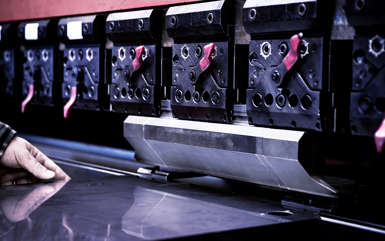 Weisser Großküchentechnik Fertigung schneiden
