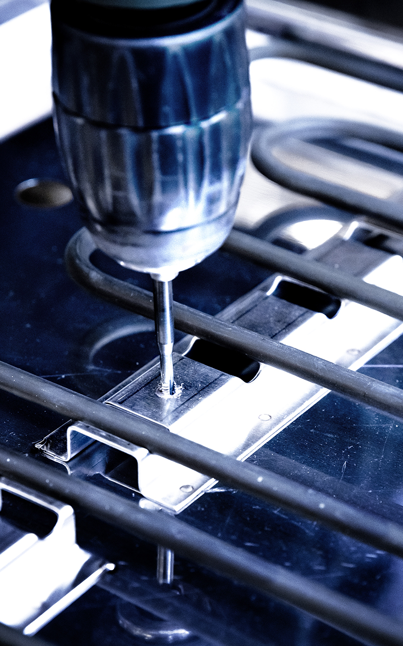 Weisser Großküchentechnik Fertigung bohren