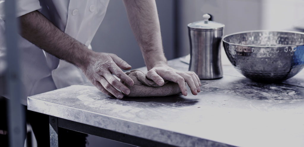 Weisser Großküchentechnik Nahaufnahme Arbeitsplatte Bäckerei
