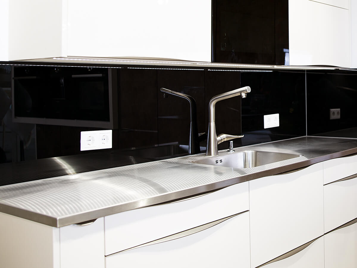 Weisser Küchenstudio Showroom Küchenzeile
