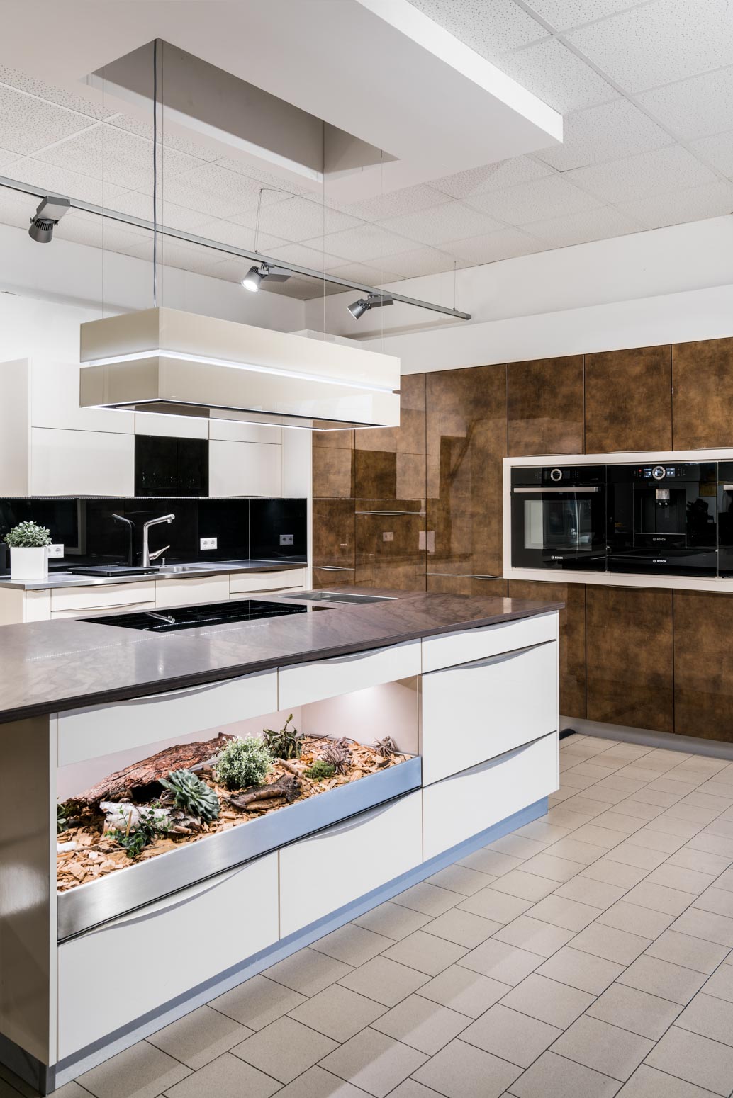 Weisser Küchenstudio Küchenzeile mit großer Arbeitsplatte